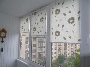 Установка рулонных штор на пластиковые окна в Тюмени